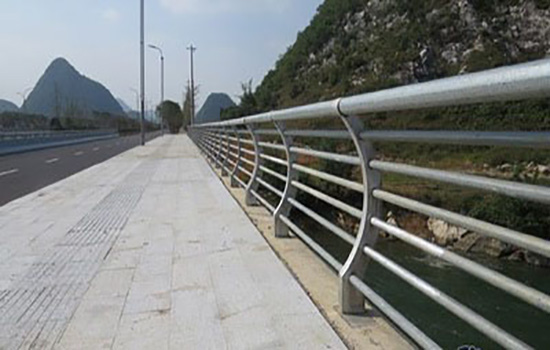 公路隔離<a href=http://m.adack.net target=_blank class=infotextkey>護(hù)欄</a>