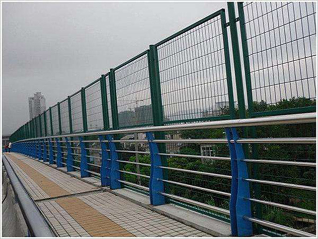 橋梁<a href=http://m.adack.net target=_blank class=infotextkey>護欄網(wǎng)</a>
