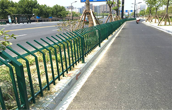 鋅鋼<a href=http://m.adack.net target=_blank class=infotextkey>護(hù)欄</a>多少錢一米